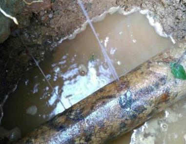 霍尔果斯楼顶渗水维修公司分享下地暖漏水的原因及检测方法。